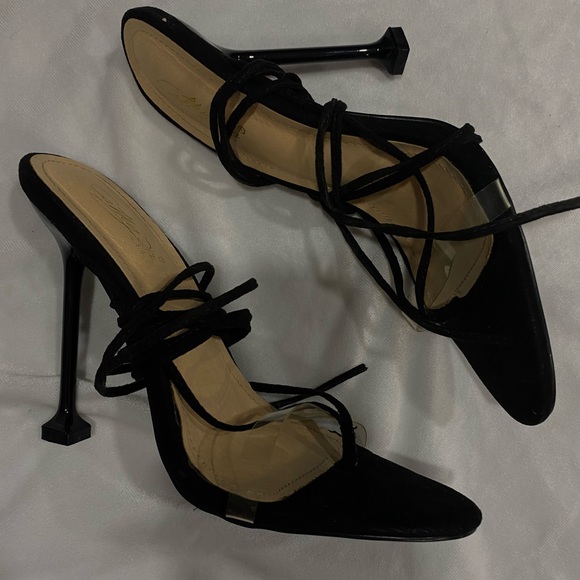 Black strapped heels - Picture 1 of 3